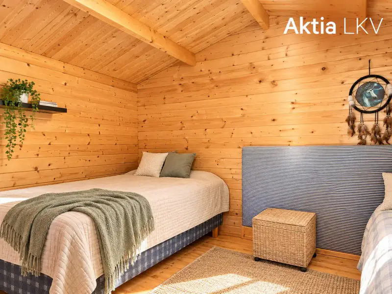 Mökki en rondins ~48 m² + sauna, 3 cabanes d’invités, 1,25 ha (2 parcelles) et ~40 m de rive privée sur le Kerklampi — Sammatti / Lohja — 9