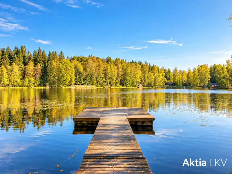 Mökki en rondins ~48 m² + sauna, 3 cabanes d’invités, 1,25 ha (2 parcelles) et ~40 m de rive privée sur le Kerklampi — Sammatti / Lohja — 2