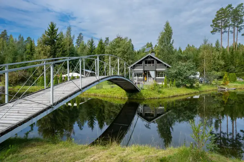 Hirsimökki ~41 m² (2004) + 2 saunas, 3 320 m², Pellavalammi — Loppi — 2