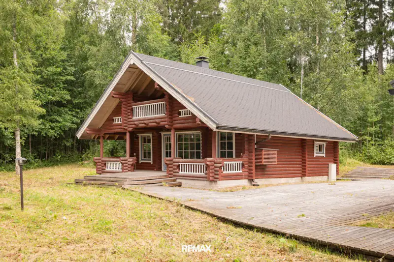 Ensemble en rondins ~73 m² (2005) + sauna-tupa séparé, 6 044 m² et rive sur le Loppijärvi — Loppi — 7