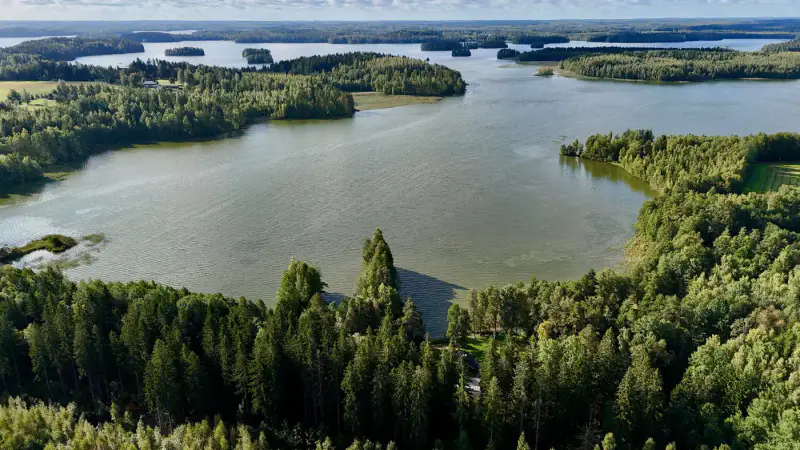 Ensemble en rondins ~73 m² (2005) + sauna-tupa séparé, 6 044 m² et rive sur le Loppijärvi — Loppi — 3