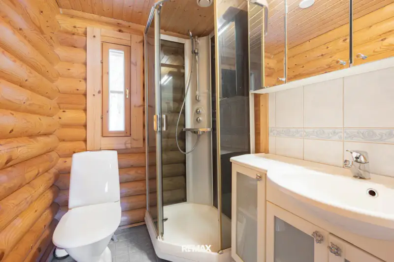 Ensemble en rondins ~73 m² (2005) + sauna-tupa séparé, 6 044 m² et rive sur le Loppijärvi — Loppi — 13