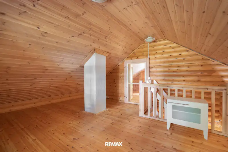 Ensemble en rondins ~73 m² (2005) + sauna-tupa séparé, 6 044 m² et rive sur le Loppijärvi — Loppi — 12
