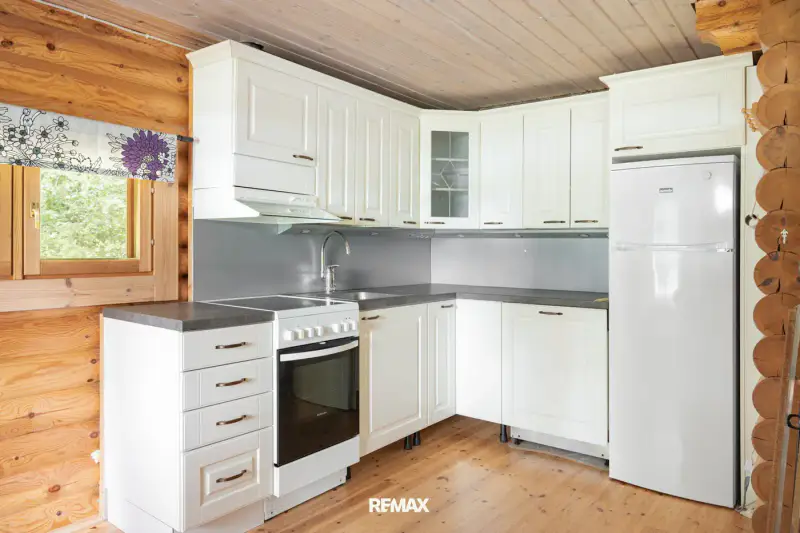 Ensemble en rondins ~73 m² (2005) + sauna-tupa séparé, 6 044 m² et rive sur le Loppijärvi — Loppi — 8