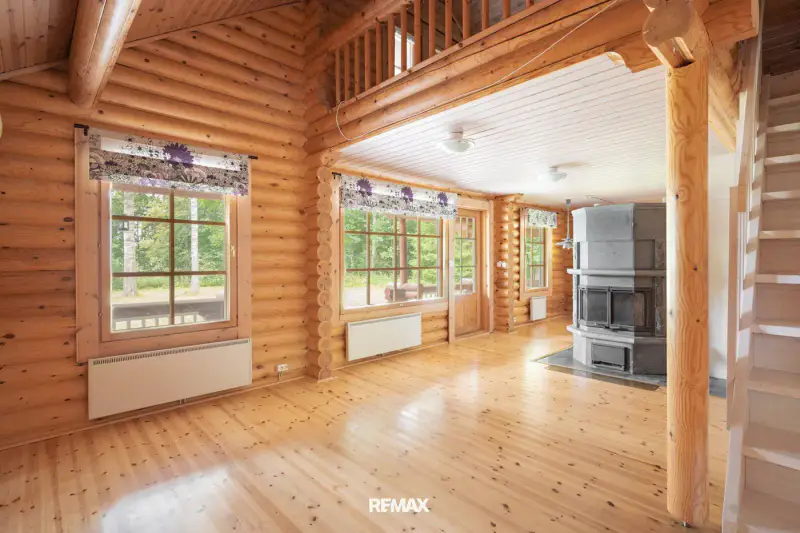 Ensemble en rondins ~73 m² (2005) + sauna-tupa séparé, 6 044 m² et rive sur le Loppijärvi — Loppi — 11