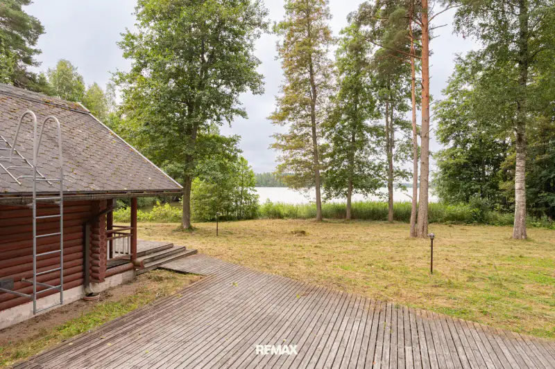 Ensemble en rondins ~73 m² (2005) + sauna-tupa séparé, 6 044 m² et rive sur le Loppijärvi — Loppi — 6