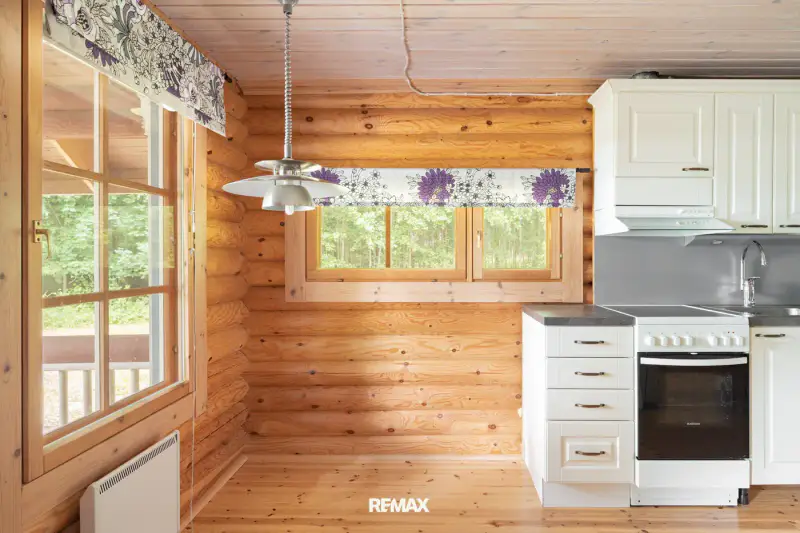 Ensemble en rondins ~73 m² (2005) + sauna-tupa séparé, 6 044 m² et rive sur le Loppijärvi — Loppi — 17