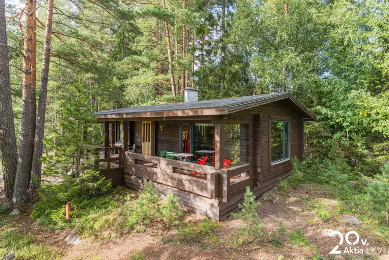 Mökki lamellihirsi ~50 m² (1972) + sauna, 5 000 m² (määräala), mer — Våtskär / Loviisa — 2