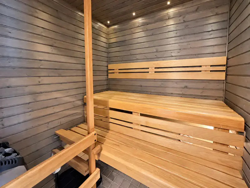 Maison de loisirs 120 m² (2011) avec piscine intérieure + sauna de rive, plage de sable et ponton sur le Pyhävesi, 2 470 m² — Pyhäkoski / Mäntyharju — 17