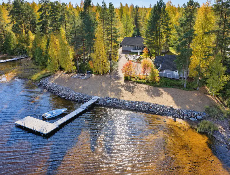 Maison de loisirs 120 m² (2011) avec piscine intérieure + sauna de rive, plage de sable et ponton sur le Pyhävesi, 2 470 m² — Pyhäkoski / Mäntyharju — 1
