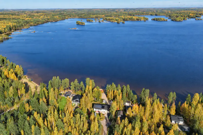 Maison de loisirs 120 m² (2011) avec piscine intérieure + sauna de rive, plage de sable et ponton sur le Pyhävesi, 2 470 m² — Pyhäkoski / Mäntyharju — 2