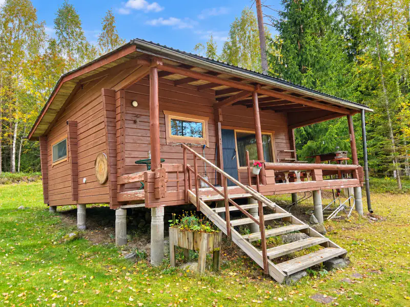 Mökki en rondins ~35 m² (1976) + sauna, 3 950 m² en zone RA (290 m² constructibles) et rive privée sur le Kallavesi — Mäntyharju — 4