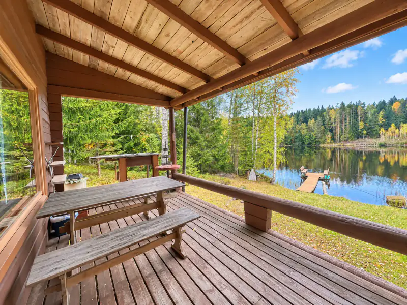 Mökki en rondins ~35 m² (1976) + sauna, 3 950 m² en zone RA (290 m² constructibles) et rive privée sur le Kallavesi — Mäntyharju — 8