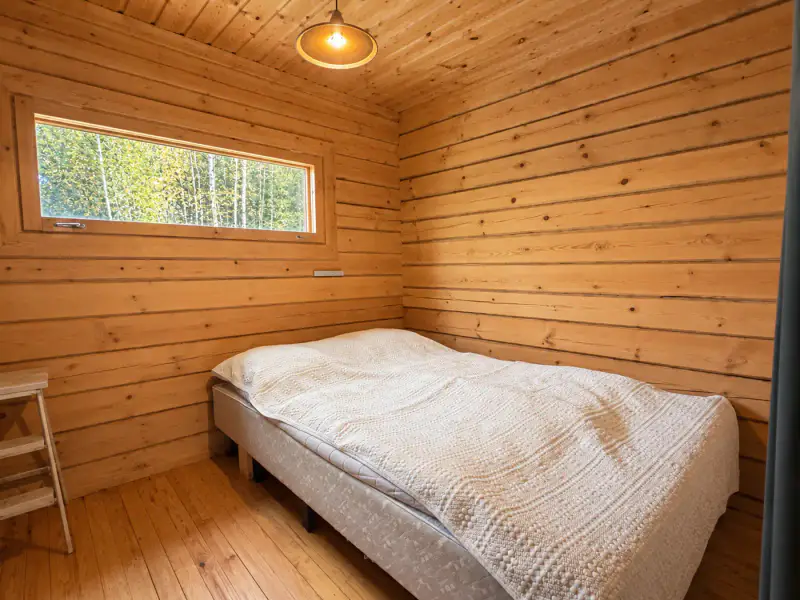 Mökki en rondins ~35 m² (1976) + sauna, 3 950 m² en zone RA (290 m² constructibles) et rive privée sur le Kallavesi — Mäntyharju — 13