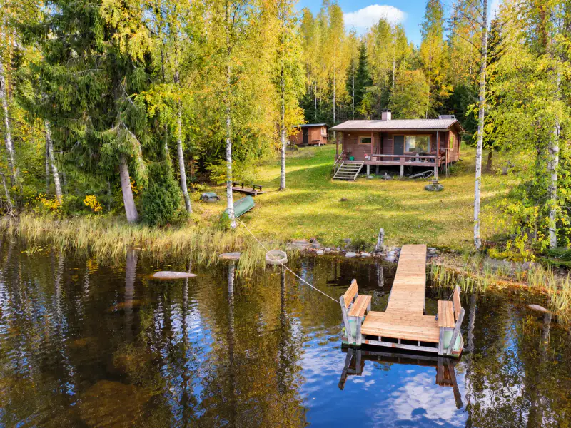 Mökki en rondins ~35 m² (1976) + sauna, 3 950 m² en zone RA (290 m² constructibles) et rive privée sur le Kallavesi — Mäntyharju — 3