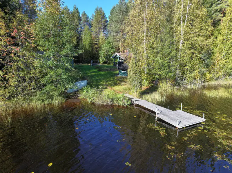 Mökki ~45 m² (1973) + sauna en rondins 1998, 6 800 m² et 125 m de rive sur le Lylys — Joutsjärvi / Mäntyharju — 2