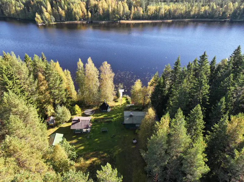 Mökki ~45 m² (1973) + sauna en rondins 1998, 6 800 m² et 125 m de rive sur le Lylys — Joutsjärvi / Mäntyharju — 1