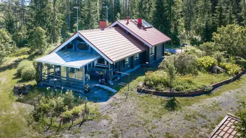 Maison en rondins ~73 m² (2000, agrandie 2011) + rantasauna et garage, 2,72 ha et rive privée Etelä-Tervajärvi — Toivola / Mäntyharju — 2