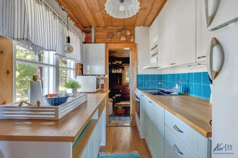 Hirsimökki ~60 m² + vieux mökki, crique Louhisaarenaukko, 2 800 m² — Askainen — 2