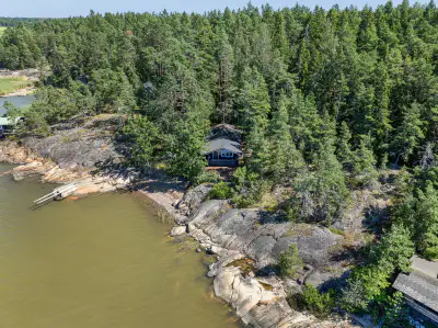 Hirsimökki ~60 m² + vieux mökki, crique Louhisaarenaukko, 2 800 m² — Askainen — 1