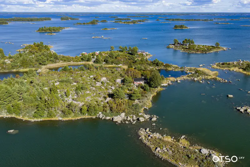 Mökki ~75 m² (1990) + rantasauna, île Pihlava-Linskeri ~1,5 ha et rive mer privée — Oura / Merikarvia — 18