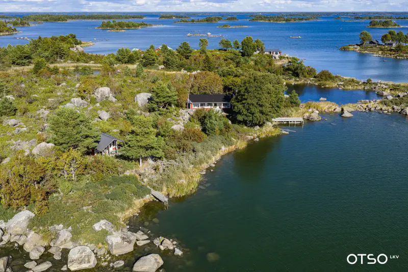 Mökki ~75 m² (1990) + rantasauna, île Pihlava-Linskeri ~1,5 ha et rive mer privée — Oura / Merikarvia — 2