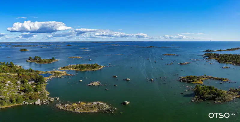 Mökki ~75 m² (1990) + rantasauna, île Pihlava-Linskeri ~1,5 ha et rive mer privée — Oura / Merikarvia — 1