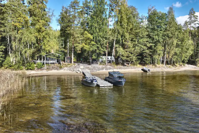Mökki ~20–25 m² (1964) + rantasauna 2025, 9 150 m², plage Saimaa / Louhivesi — Mikkeli — 17