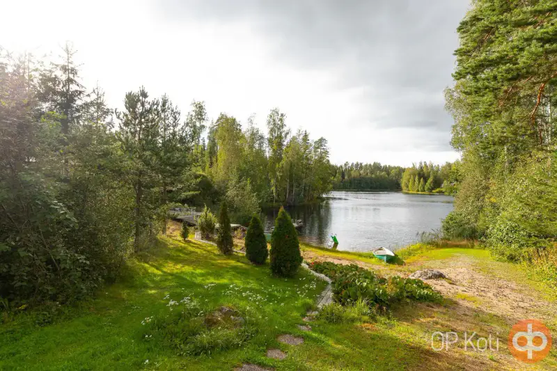 Maison 1989 ~103 m² + gîte, savusauna et 12 chambres en aittas, 5,59 ha et rive Lahnalampi — Suomenniemi / Mikkeli — 5
