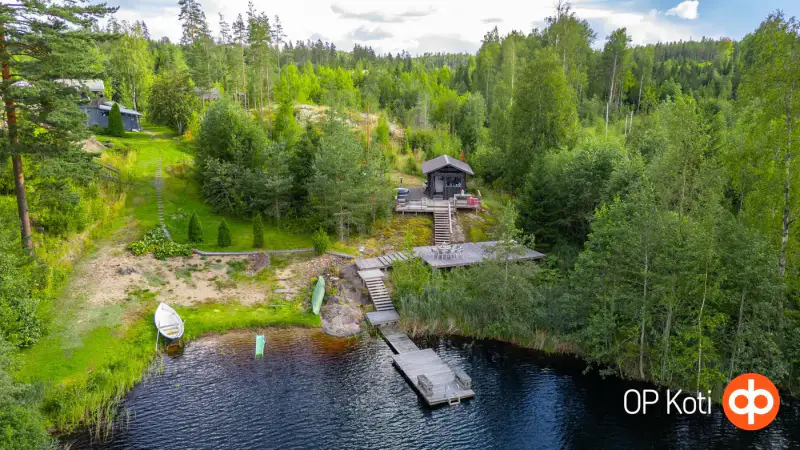 Maison 1989 ~103 m² + gîte, savusauna et 12 chambres en aittas, 5,59 ha et rive Lahnalampi — Suomenniemi / Mikkeli — 2