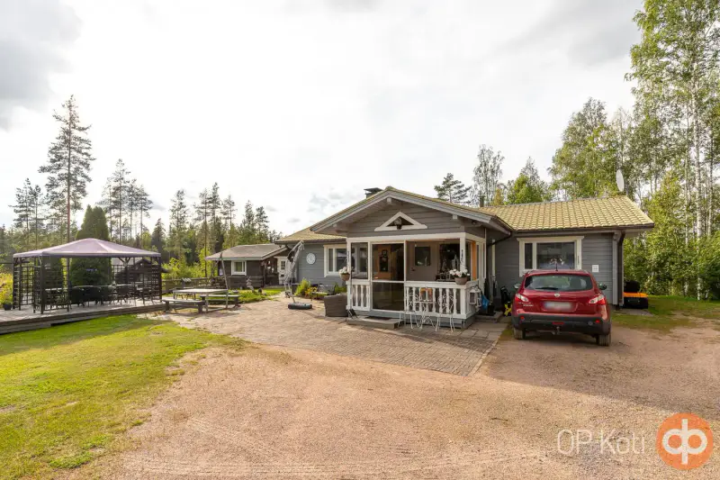Maison 1989 ~103 m² + gîte, savusauna et 12 chambres en aittas, 5,59 ha et rive Lahnalampi — Suomenniemi / Mikkeli — 12