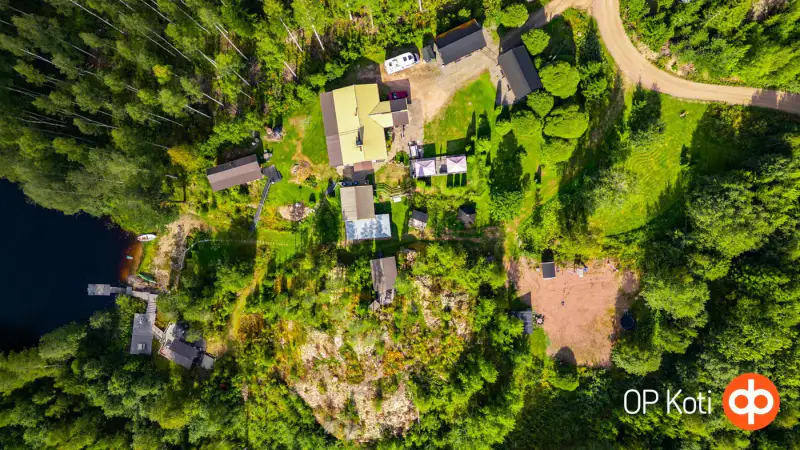 Maison 1989 ~103 m² + gîte, savusauna et 12 chambres en aittas, 5,59 ha et rive Lahnalampi — Suomenniemi / Mikkeli — 17