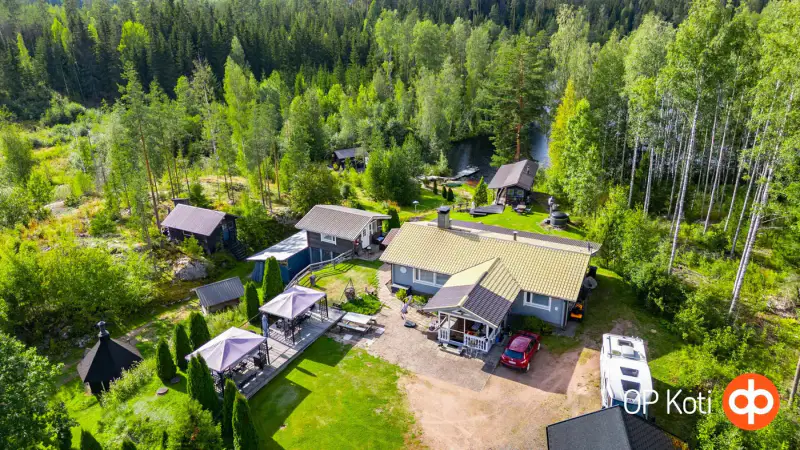 Maison 1989 ~103 m² + gîte, savusauna et 12 chambres en aittas, 5,59 ha et rive Lahnalampi — Suomenniemi / Mikkeli — 1