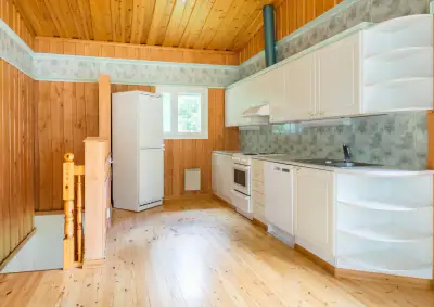 Maison 150 m² (1999) + rantasauna + hall 2 voitures, rive lac, 3 300 m² — Korpikoski / Mikkeli — 1