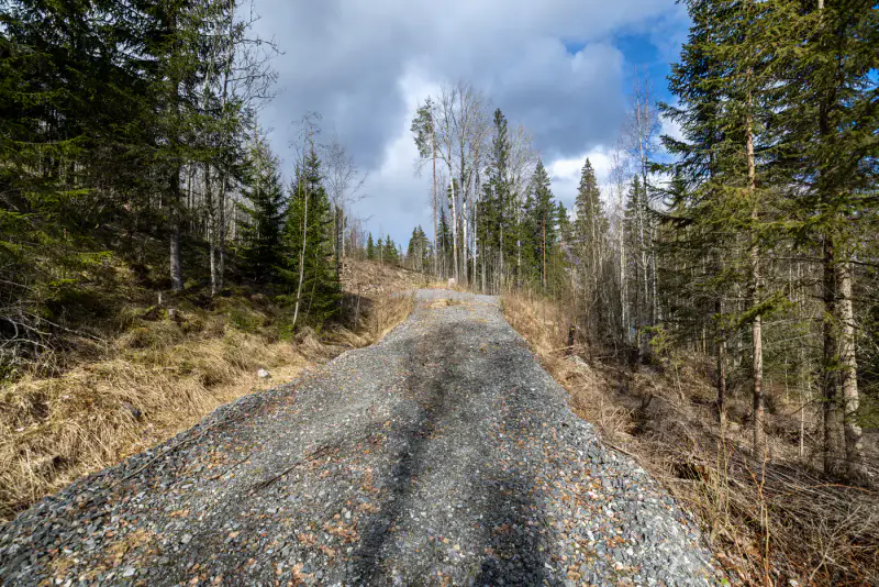 Terrain constructible Saimaa 4 550 m², droits ~232 m², élec prête — Helppanala / Mikkeli — 8