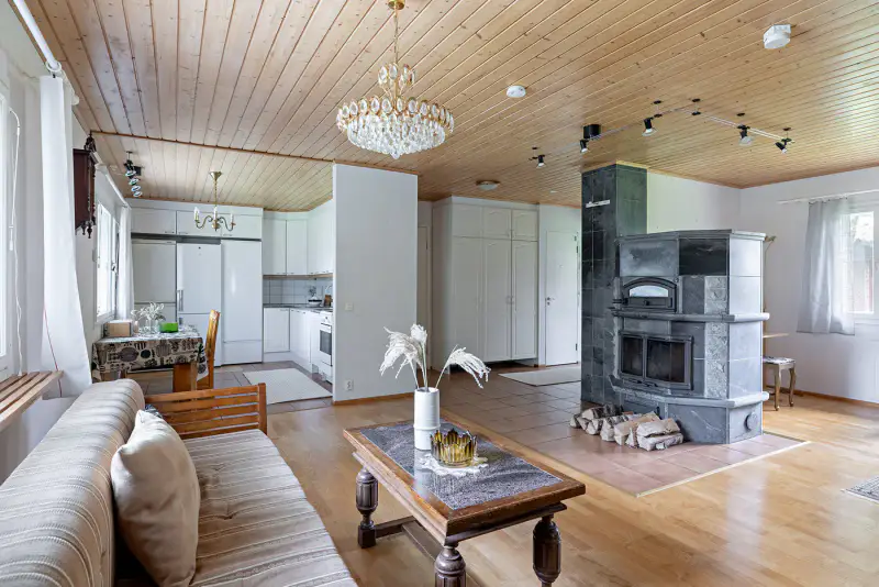 Maison ~97 m² (1975/élargi) + sauna, rive Muhosjoki ~33 m, 1 700+980 m² — centre — 10