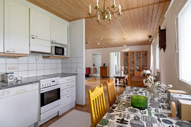 Maison ~97 m² (1975/élargi) + sauna, rive Muhosjoki ~33 m, 1 700+980 m² — centre — 7