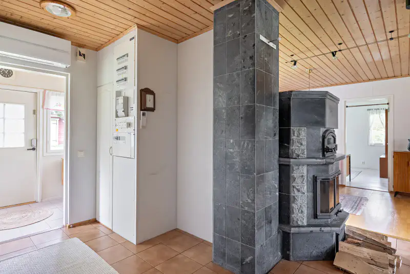 Maison ~97 m² (1975/élargi) + sauna, rive Muhosjoki ~33 m, 1 700+980 m² — centre — 16