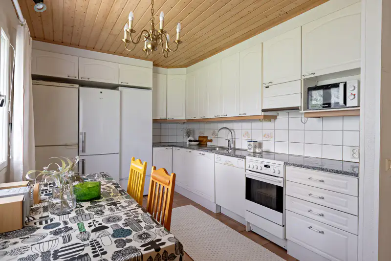 Maison ~97 m² (1975/élargi) + sauna, rive Muhosjoki ~33 m, 1 700+980 m² — centre — 3