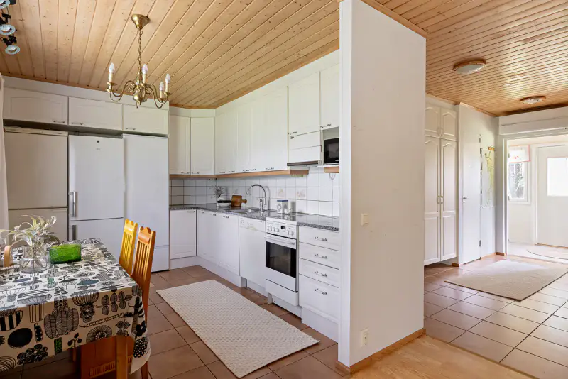 Maison ~97 m² (1975/élargi) + sauna, rive Muhosjoki ~33 m, 1 700+980 m² — centre — 2