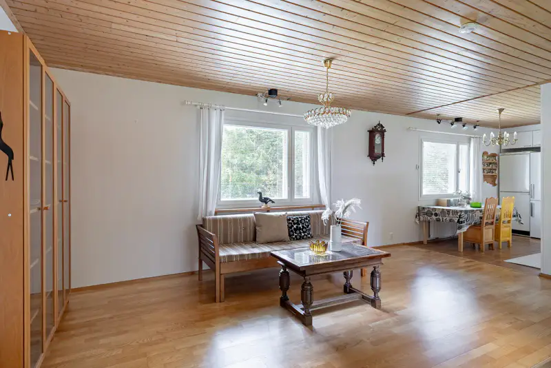 Maison ~97 m² (1975/élargi) + sauna, rive Muhosjoki ~33 m, 1 700+980 m² — centre — 9