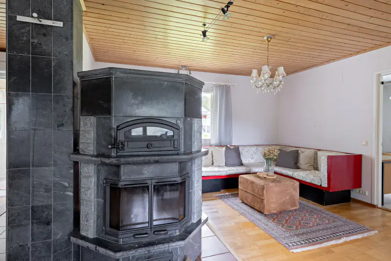 Maison ~97 m² (1975/élargi) + sauna, rive Muhosjoki ~33 m, 1 700+980 m² — centre — 15