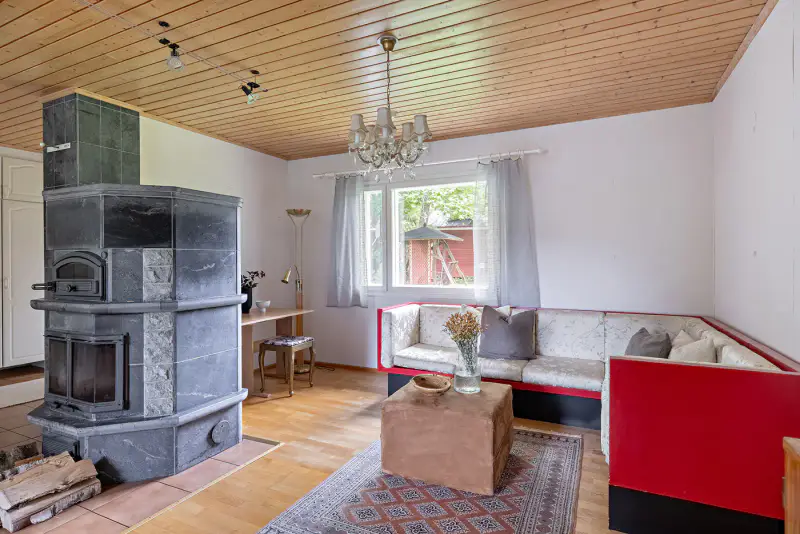 Maison ~97 m² (1975/élargi) + sauna, rive Muhosjoki ~33 m, 1 700+980 m² — centre — 11