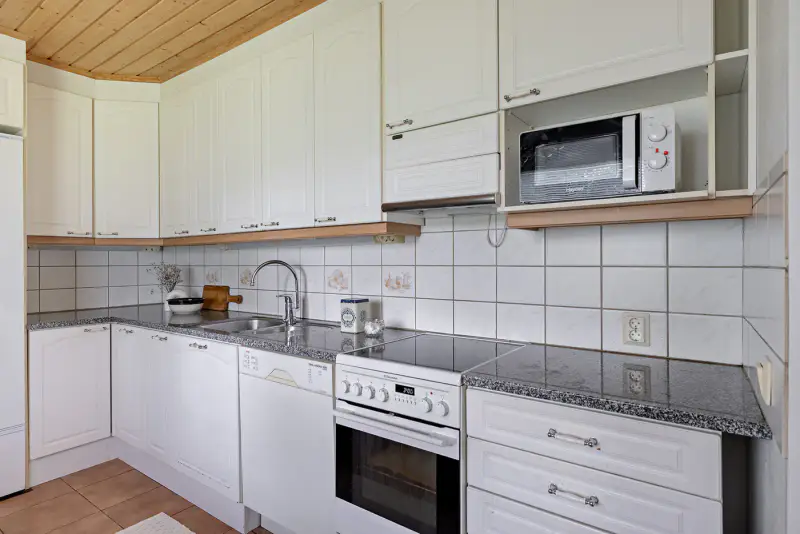 Maison ~97 m² (1975/élargi) + sauna, rive Muhosjoki ~33 m, 1 700+980 m² — centre — 4