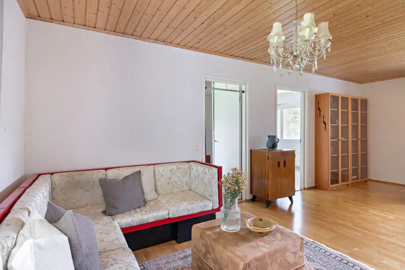 Maison ~97 m² (1975/élargi) + sauna, rive Muhosjoki ~33 m, 1 700+980 m² — centre — 13