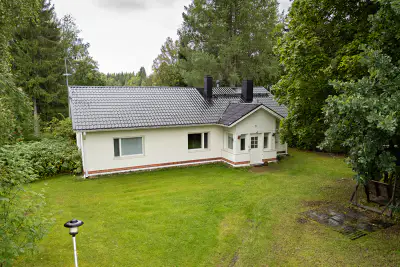 Maison ~97 m² (1975/élargi) + sauna, rive Muhosjoki ~33 m, 1 700+980 m² — centre — 1