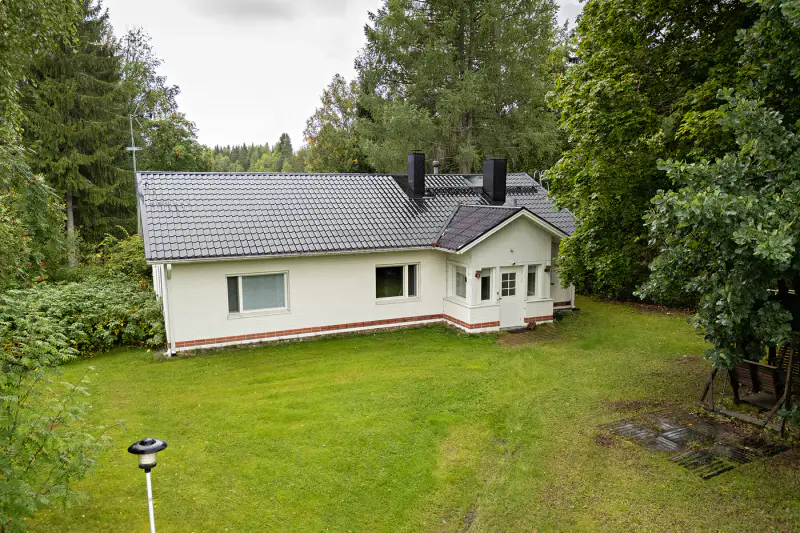 Maison ~97 m² (1975/élargi) + sauna, rive Muhosjoki ~33 m, 1 700+980 m² — centre — 1