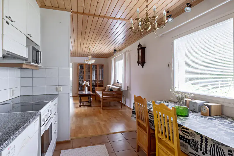 Maison ~97 m² (1975/élargi) + sauna, rive Muhosjoki ~33 m, 1 700+980 m² — centre — 6