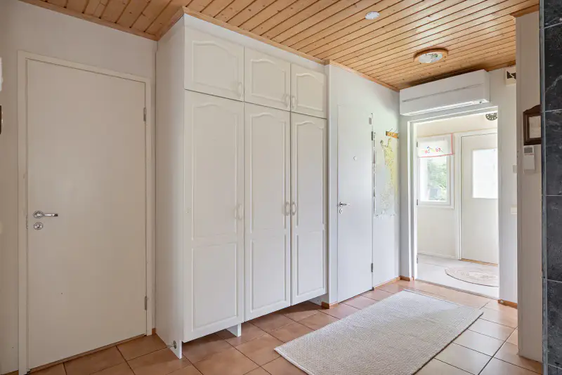 Maison ~97 m² (1975/élargi) + sauna, rive Muhosjoki ~33 m, 1 700+980 m² — centre — 14