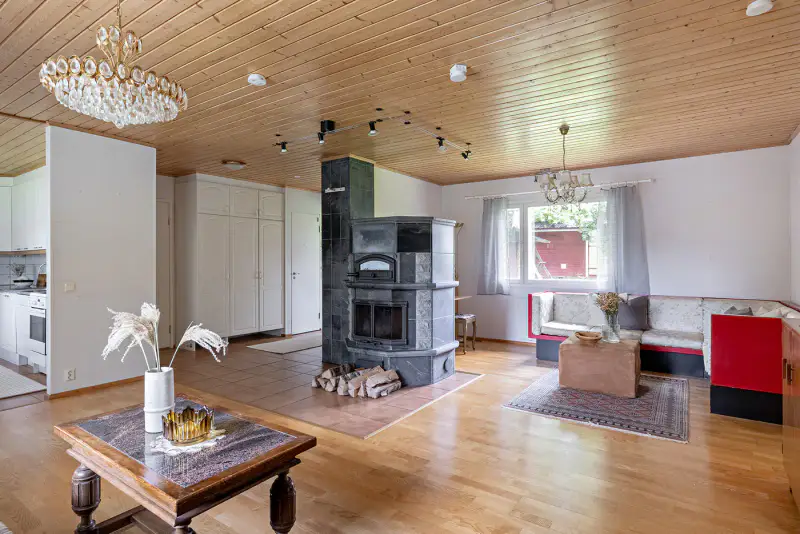 Maison ~97 m² (1975/élargi) + sauna, rive Muhosjoki ~33 m, 1 700+980 m² — centre — 12